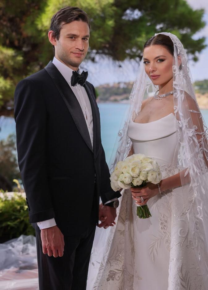 مايا رعيدي مع عريسها خلال حفل زفافها