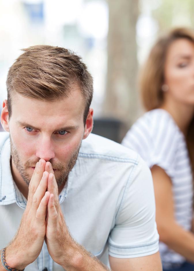 من علامات غيرة الرجل بدون كلامه ابتعاده عاطفيًا عن المرأة بعض الوقت