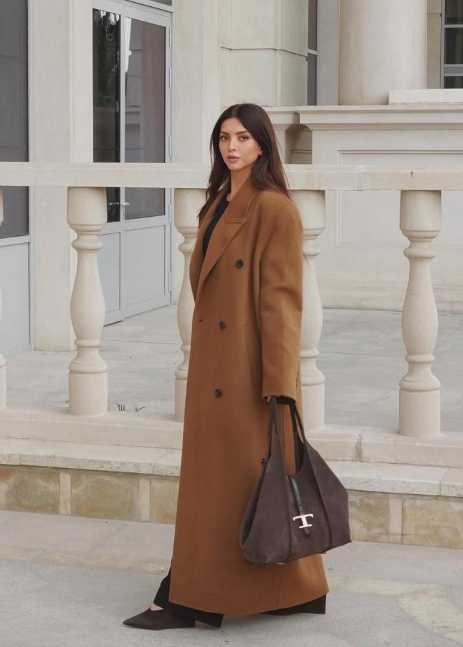 ناتالي فنج ترتدي معطفا طويلا باللون البني 
