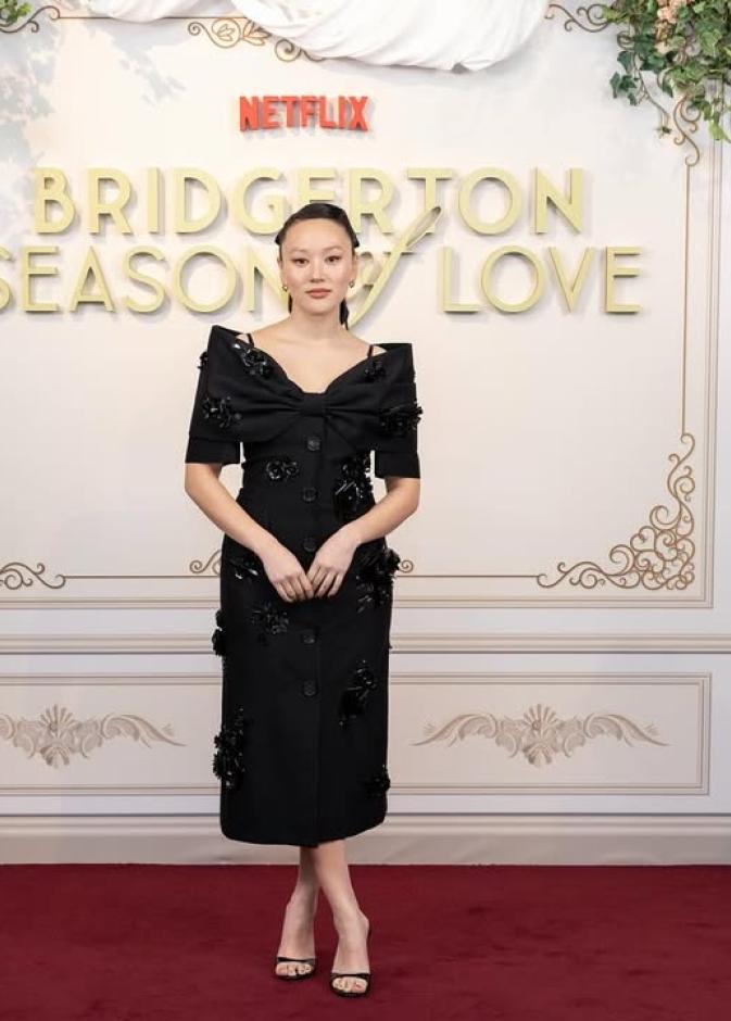 ييرين ها بفستان سهرة باللون الأسود الموحد