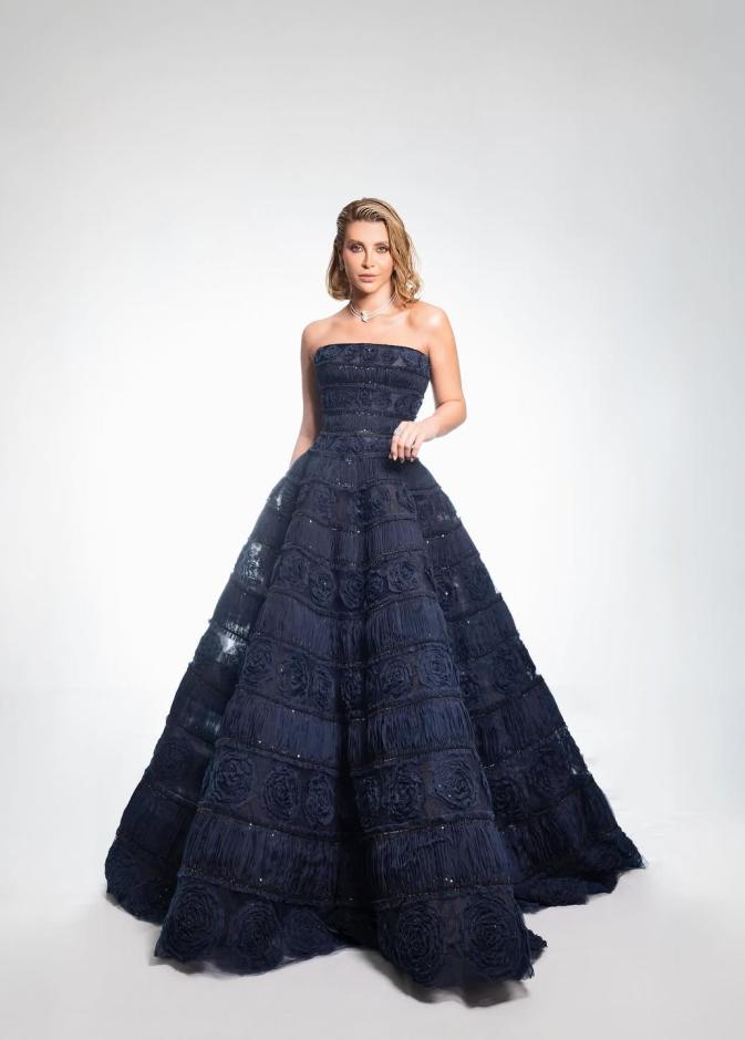 نور علي  بالفستان المنتفخ باللون الأزرق الداكن