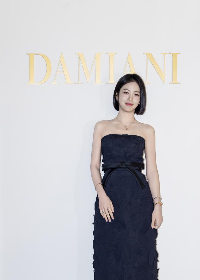 هواسا مغنية وكاتبة أغاني من كوريا الجنوبية