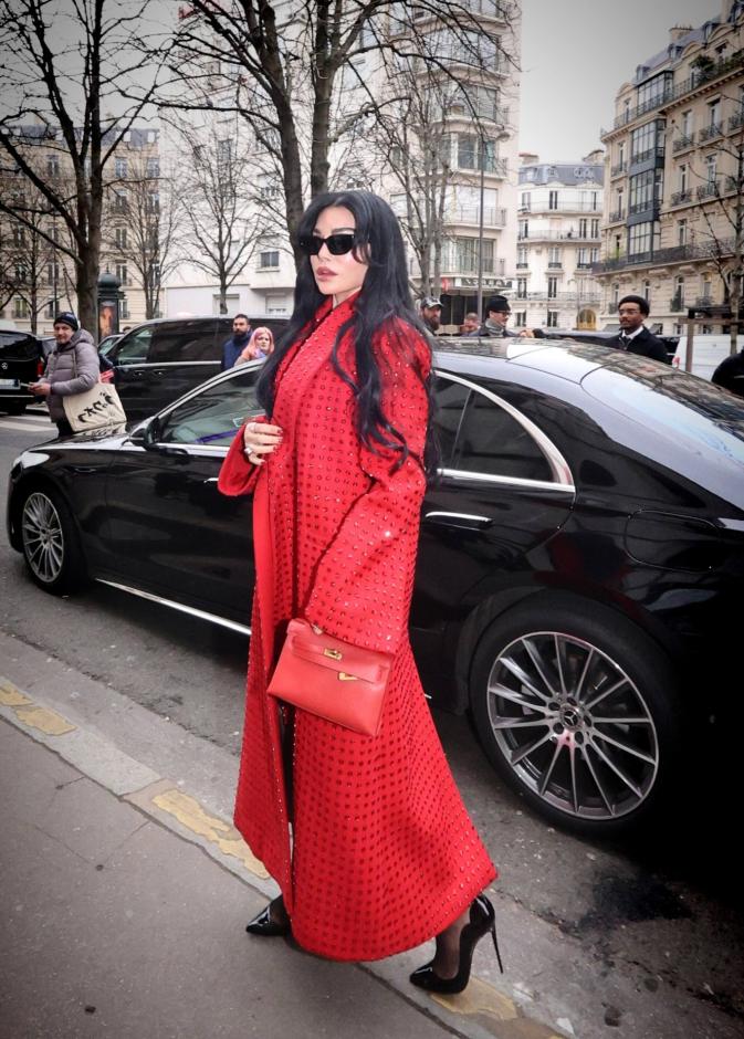 هيفاء وهبي تخطف الأنظار في باريس بالمعطف الأحمر اللامع
