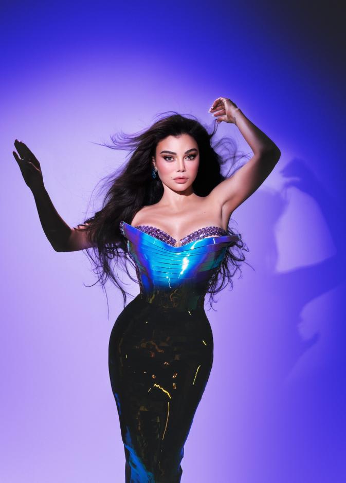 هيفاء وهبي تتصدر المشهد بمجوهراتها اللافتة 