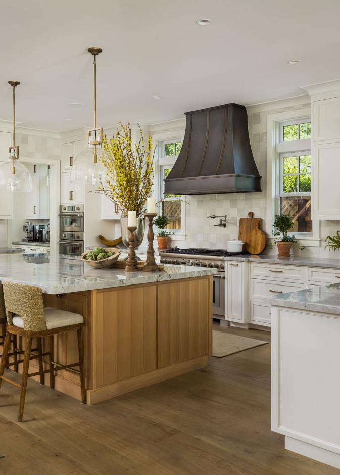 يليق اللون الأبيض مع العناصر الخشبية والرخامية الفخمة