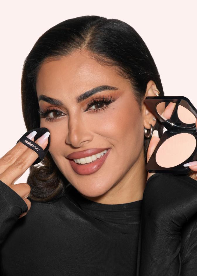 أصبح بإمكانك التألّق بإطلالة خالية من الشوائب بسهولة مع بودرة التثبيت Easy Bake Pressed، الخالية من التلك و