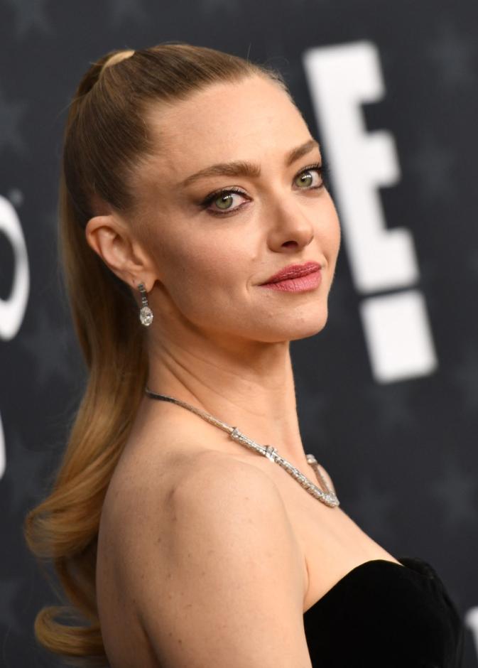  إطلالة Amanda Seyfried بمكياج برونزي قوي