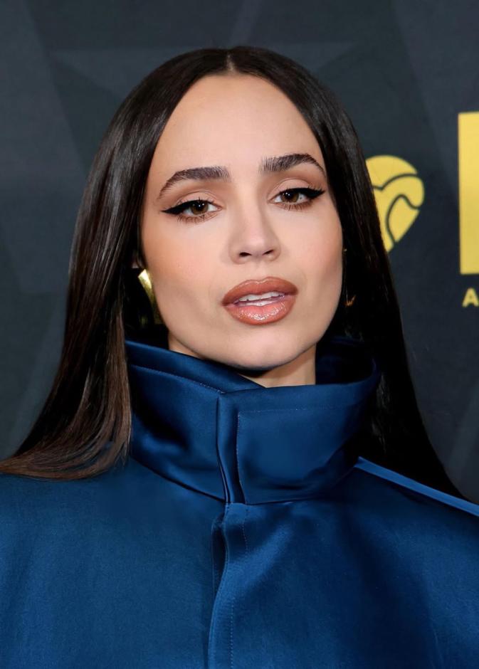إطلالة Sofia Carson برسمات الآيلاينر المستقيمة
