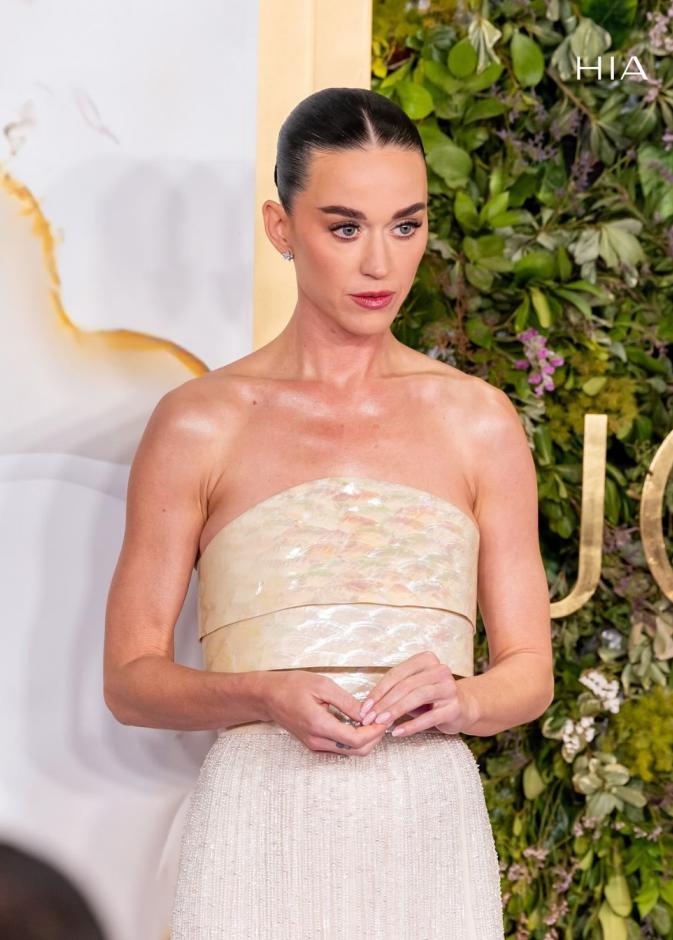 اطلالة Katy Perry برسمات المكياج البني