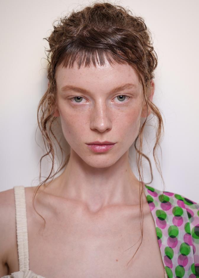 تسريحة الشعر العفوية مع الغرة الأمامية القصيرة من دار Dries Van Noten