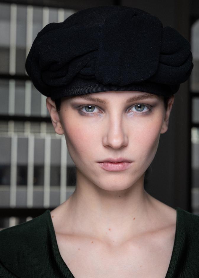 رسمات الآيلاينر الفضي الكريمي من دار Altuzarra