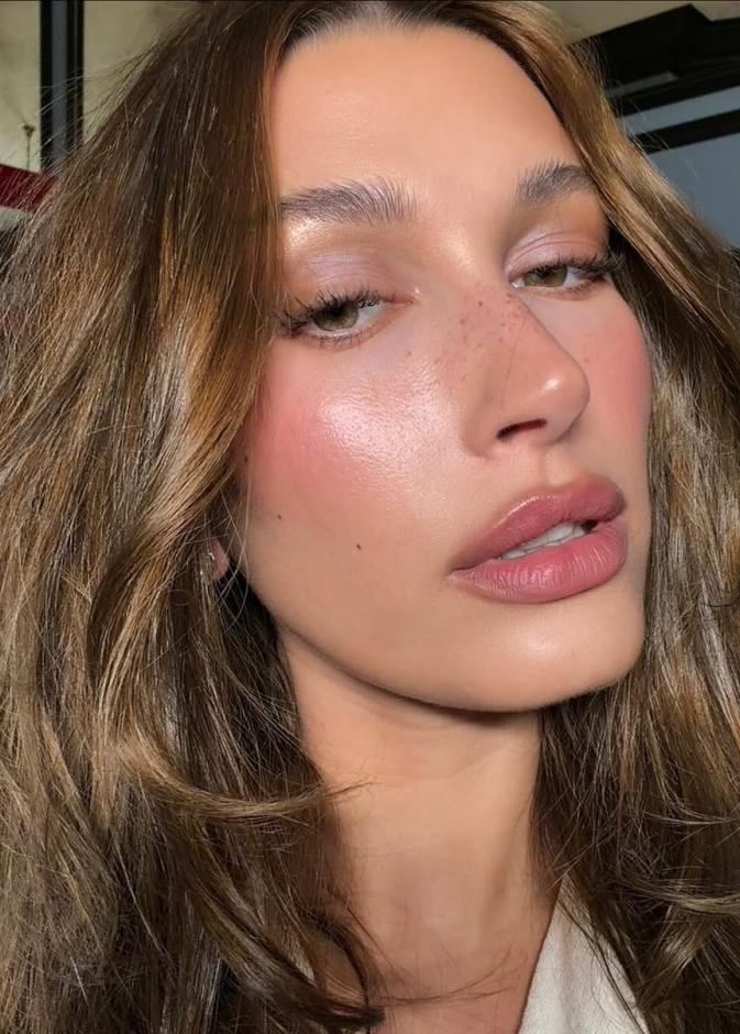 سر إشراقة بشرت هايلي بيبر  الطبيعية بعيدة عن الفيلر أو الجراحة