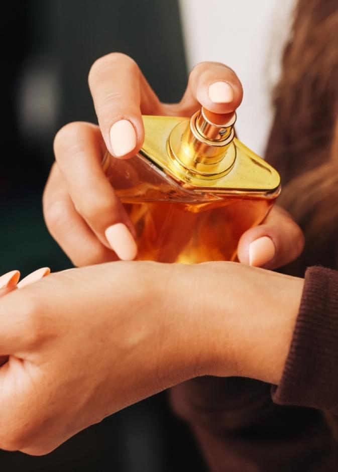 فرك المعصمين لا يوزع العطر، بل يدمّر جزيئات العطر ويقلل من ثباته