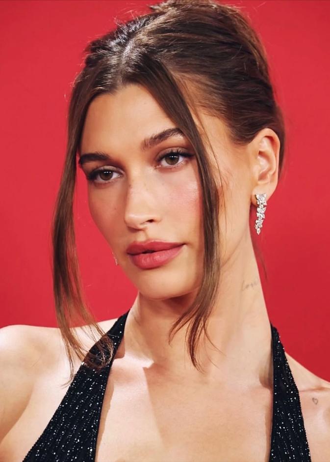 كيف تنام هايلي بيبر ببشرة لامعة؟