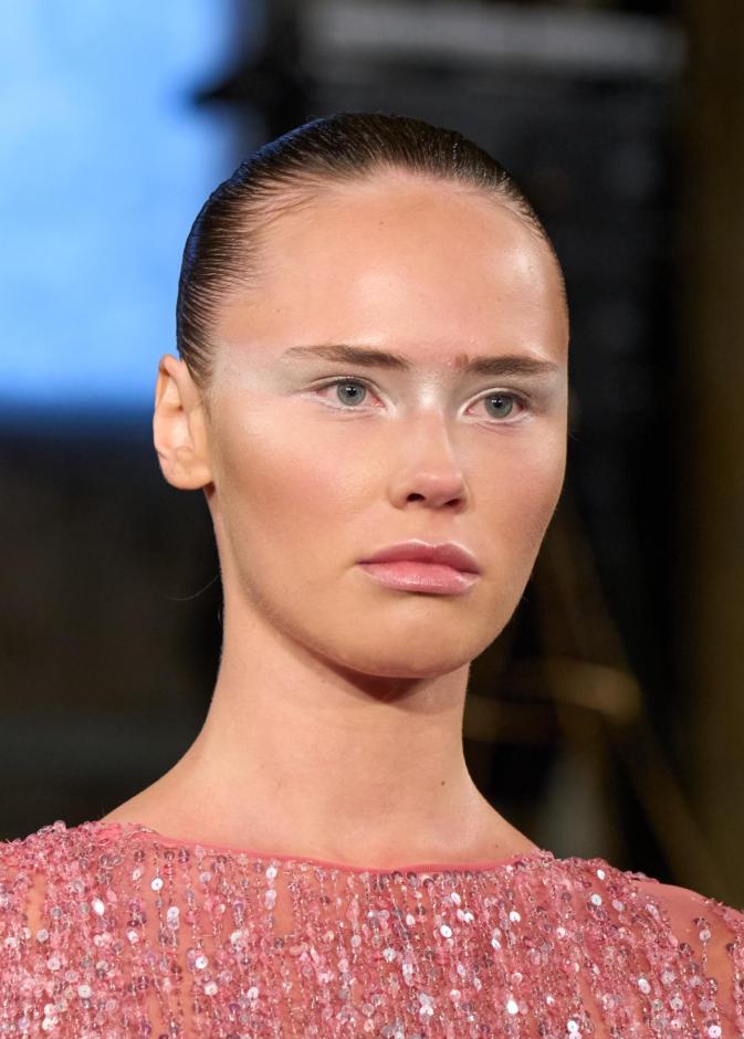 هل فعلاً الـface taping  يقلل التجاعيد؟ خبراء الجلد يجيبون