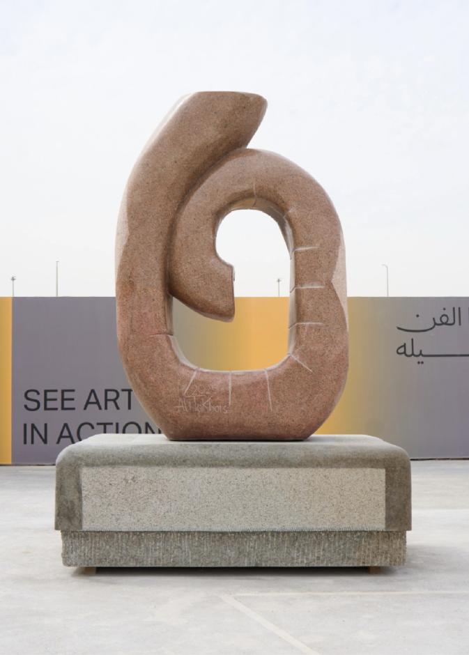 فن يُصنع أمام عينيك.. كيف تحوّل ملتقى طويق للنحت إلى مسرح حي للإبداع؟