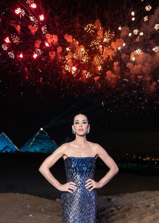 كاتي بيري في حفلها الأخير بالأهرامات