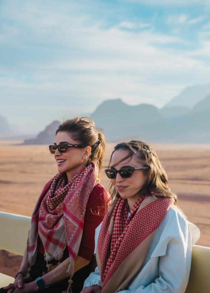 الملكة رانيا وابنتها في وادي رم