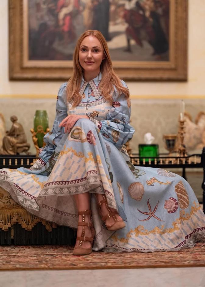 مريم أوزرلي تفتتح حضورها في قطر بإطلالة شرقية ناعمة