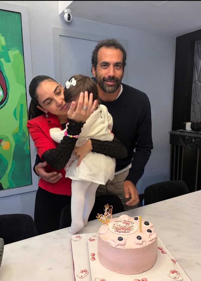 سلمى أبو ضيف وزوجها وابنتهما