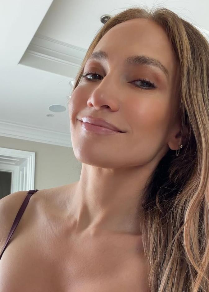 سحر الـ JLO Glow: جينيفر لوبيز تكشف بالخطوات عن روتينها الصباحي لبشرة تشع حيوية