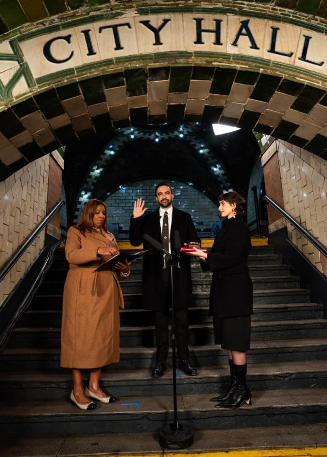 راما دوجي ترتدي معطفا باللون الأسود