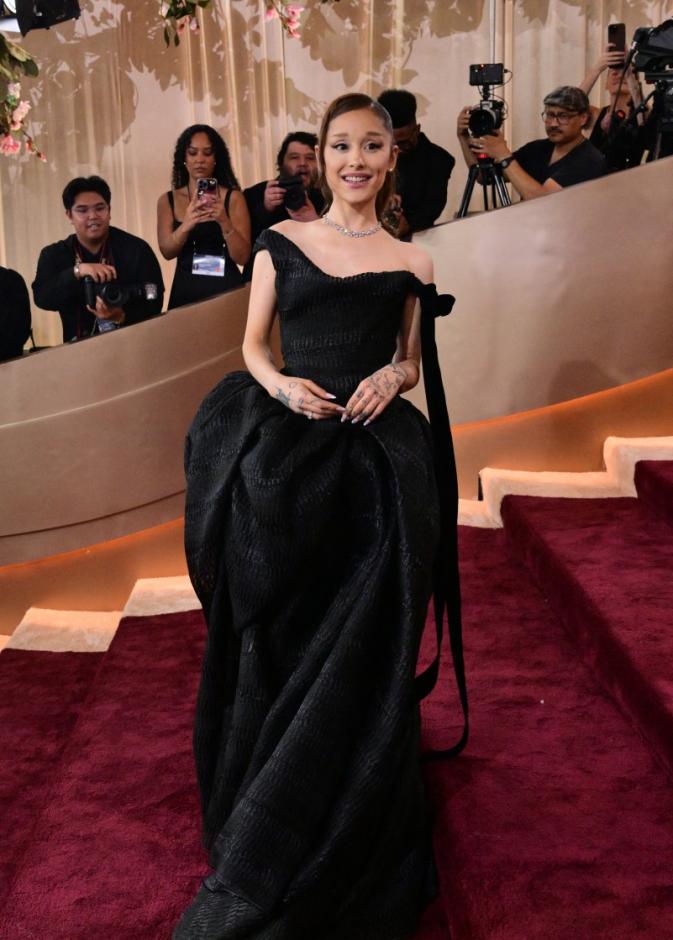  أريانا غراندي ترتدي فستانا منتفخا بقصة الأميرات