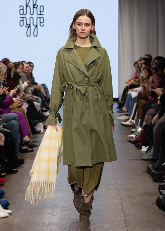 صيحات المعاطف الزيتية عنوان أناقتك في شتاء 2025