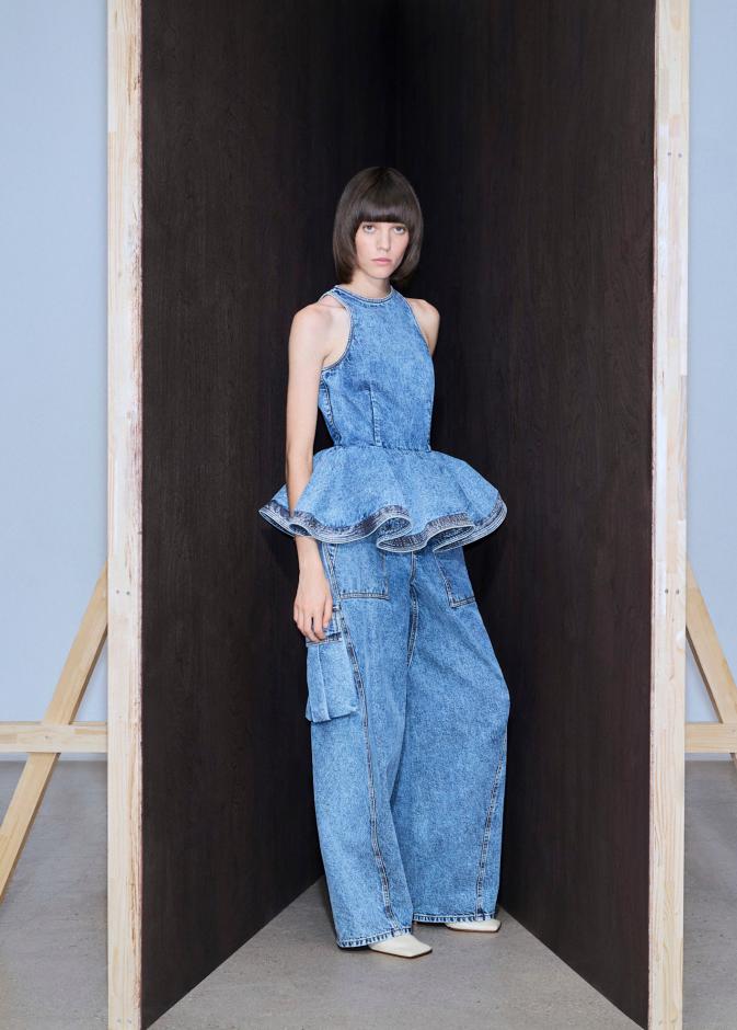 إطلالة من Alaia