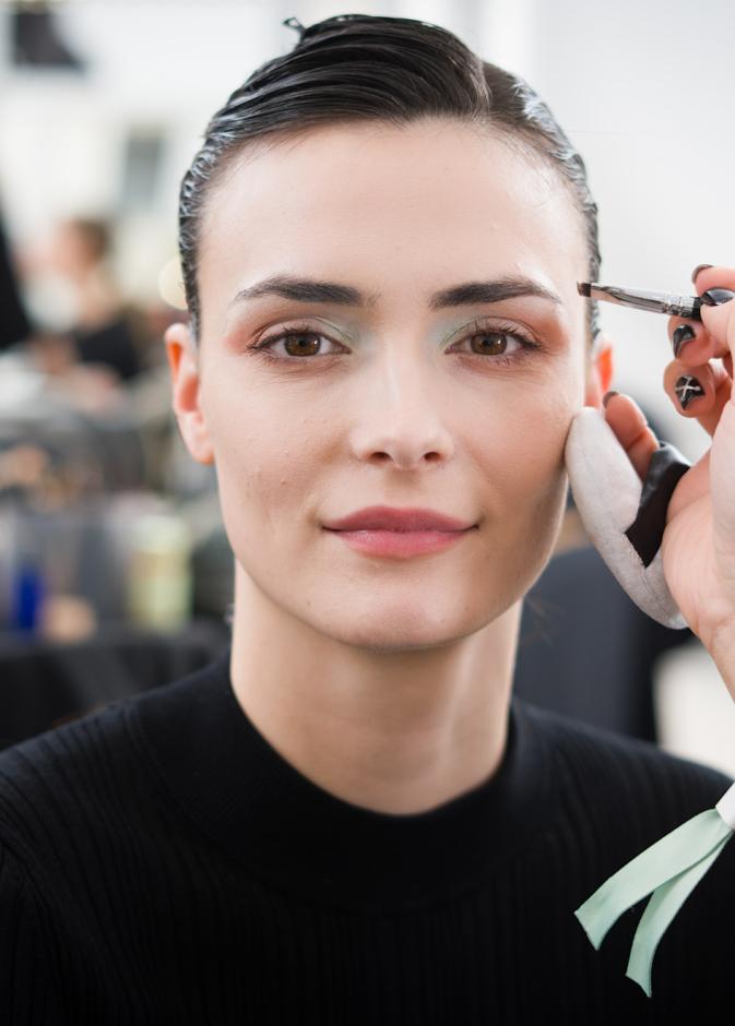 كواليس عروض الهوت كوتور الباريسي صيحات جمالية متقنة وتحضيرات متقنة لربيع 2026