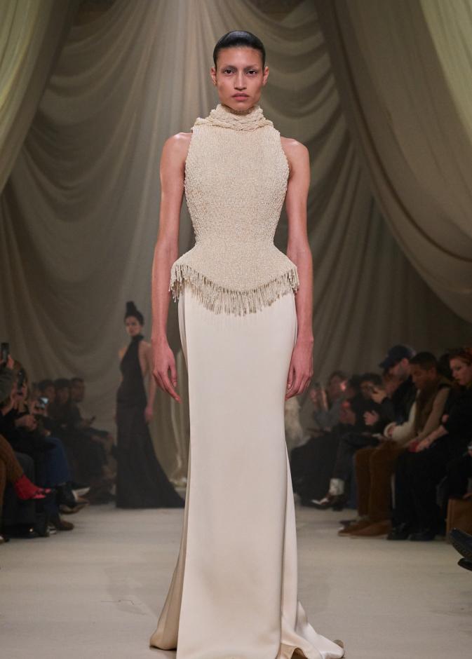 محمد آشي يقدّم "البدايات" عبر هيكلة متقنة وتعقيد شاعري في مجموعة ربيع وصيف 2026 للأزياء الراقية