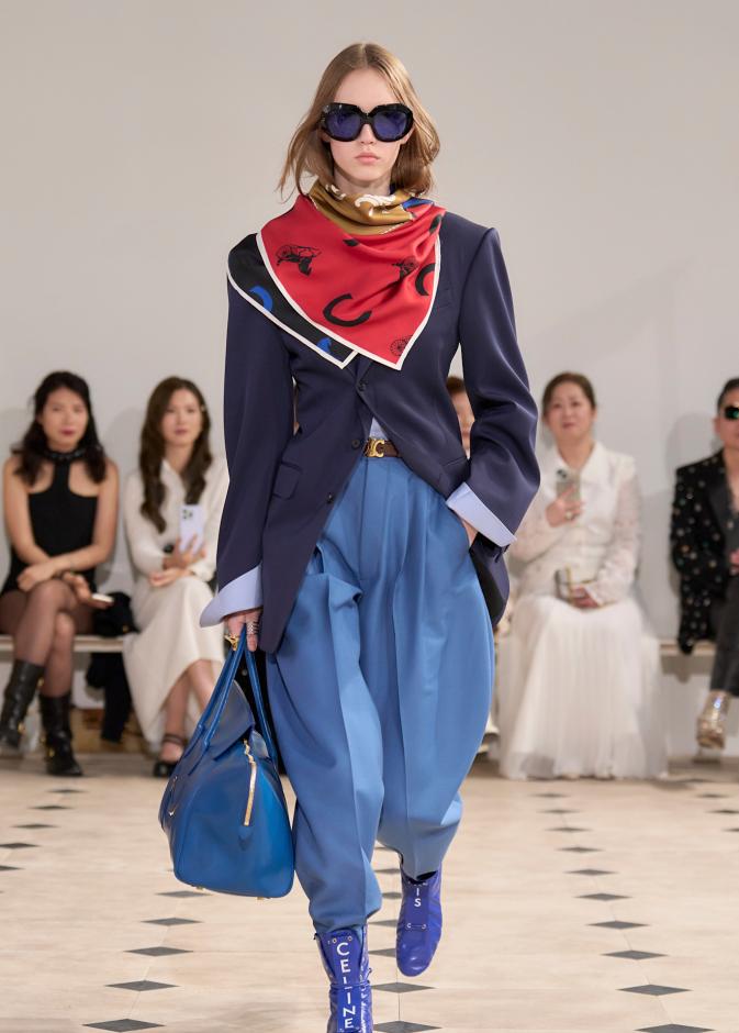 وشاح من سيلين يضيف أناقة هادئة ويمنح الإطلالة لمسة باريسية راقية