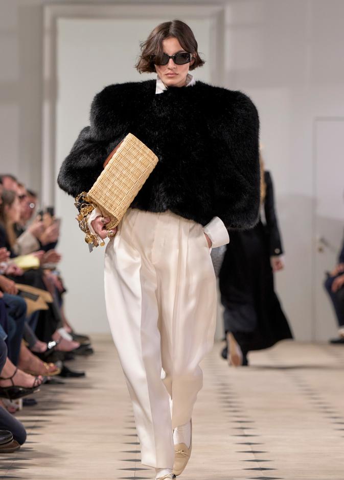 جاكيتات الفرو الفضفاضة تمنحك الدفء والجاذبية