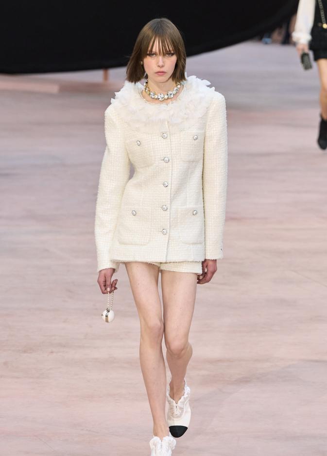 الإطلالة الكلاسيكية باللون الأبيض من Chanel