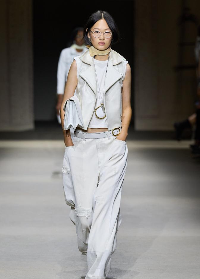 تنسيق الجيليه في إطلالة شبابية من Coach 