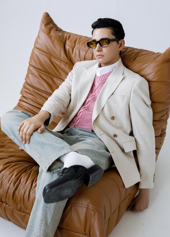 10 عناصر أساسية في استوديو مصمم النظارات أحمد الزرعوني