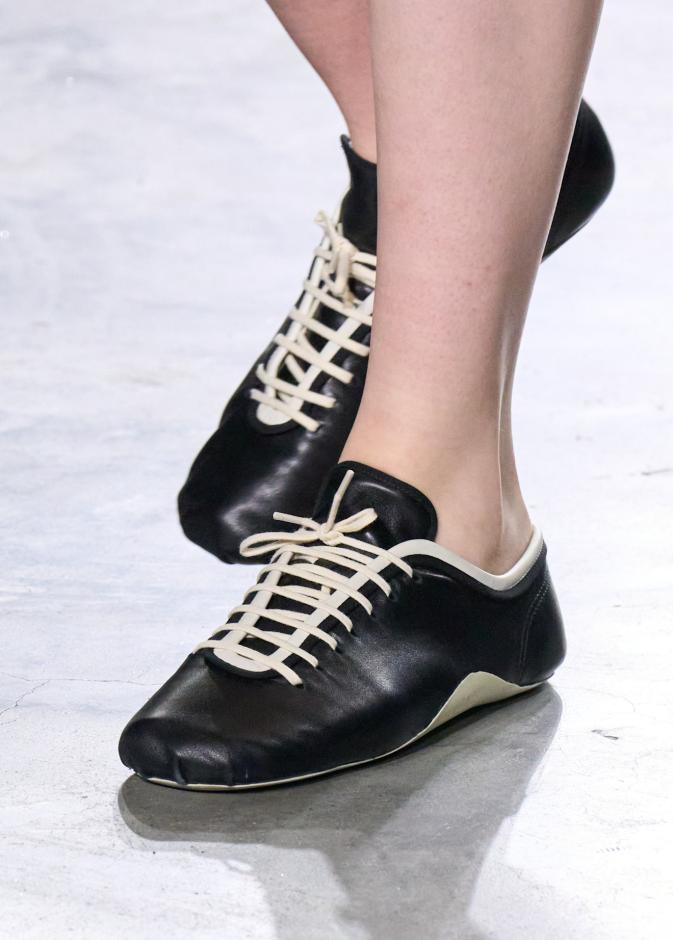 حذاء أسود وابيض فاخر وعملي من Dries Van Noten 