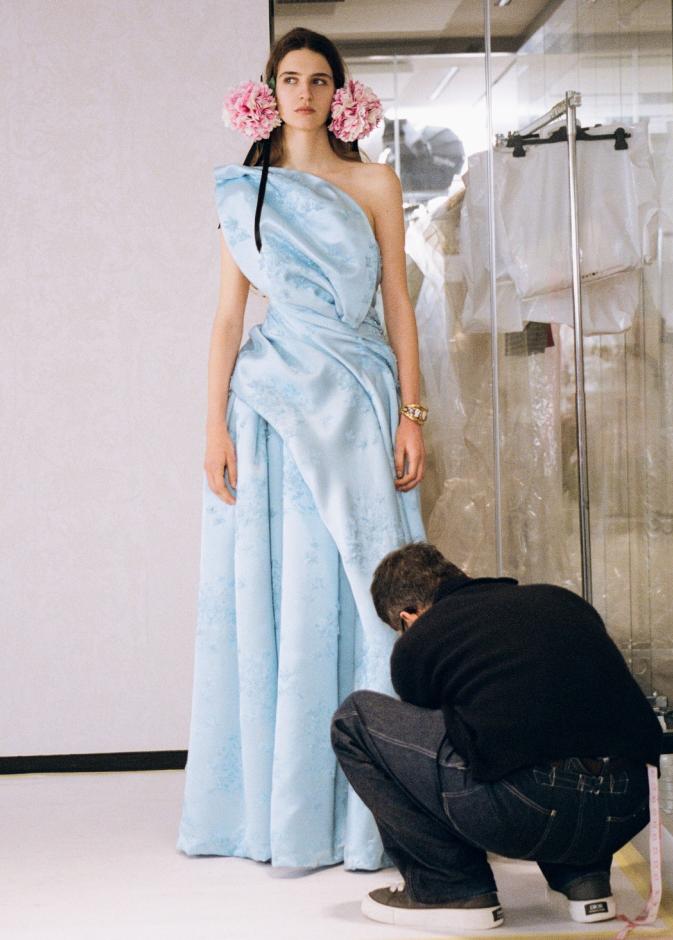 خاص "هي": لقطات حصرية من كواليس جلسات قياس مجموعة ديور للأزياء الراقية لربيع وصيف 2026