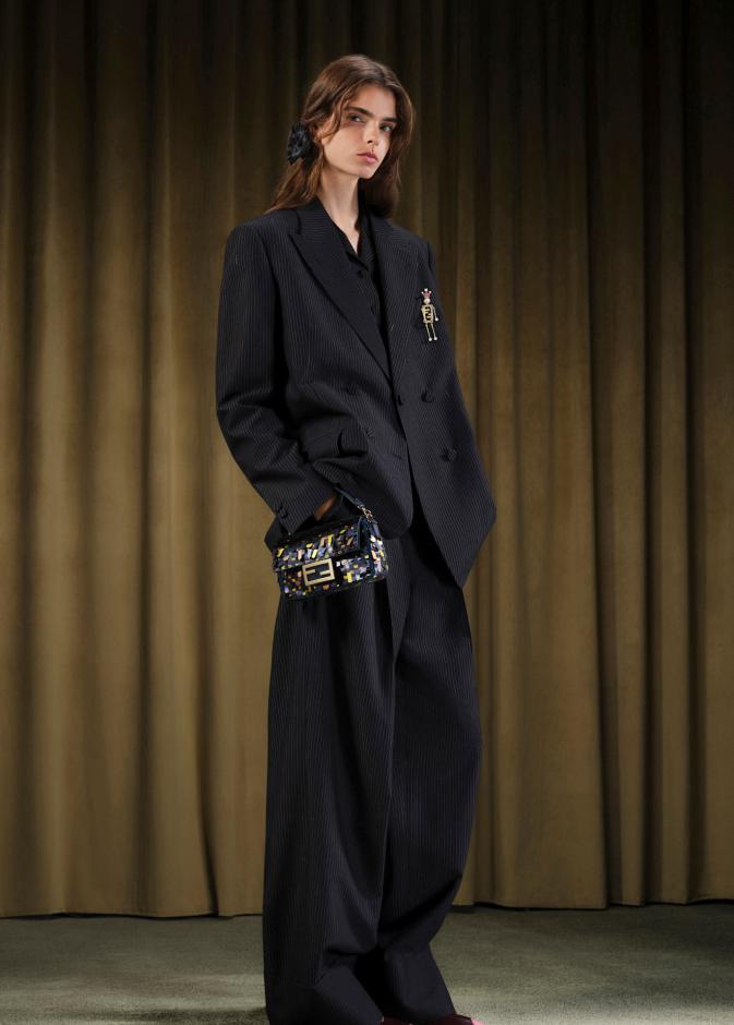 سترة سوداء مقلّمة من فندي، تجسّد التوازن بين الرسمية والرقي العصري