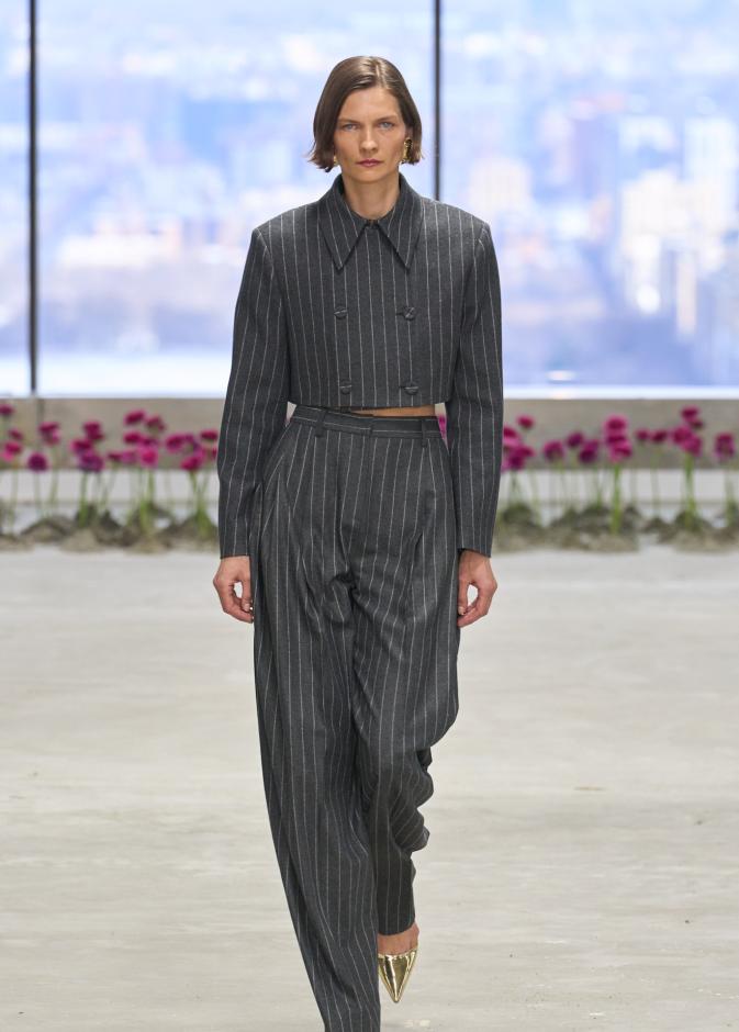 سترة قصيرة دوبل بريستد مع سروال رمادي بخطوط عمودية من Carolina Herrera
