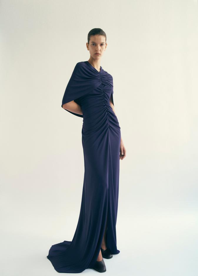 فساتين ومعاطف كحلية تناسب إطلالات الشتاء