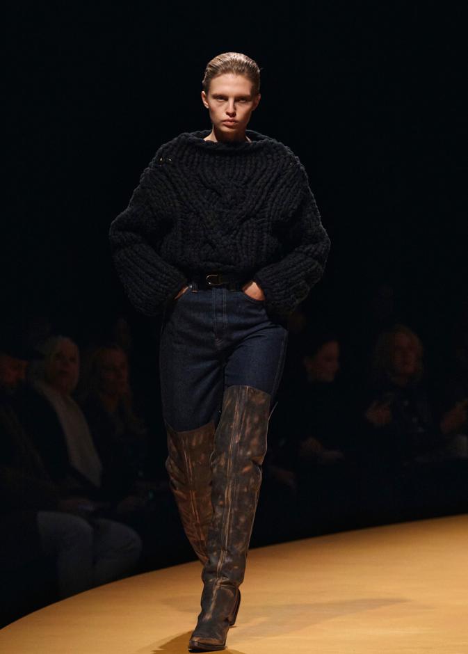 الحذاء الذي يصل طوله فوق الركبة… صيحة تفرض حضورها في شتاء 2026