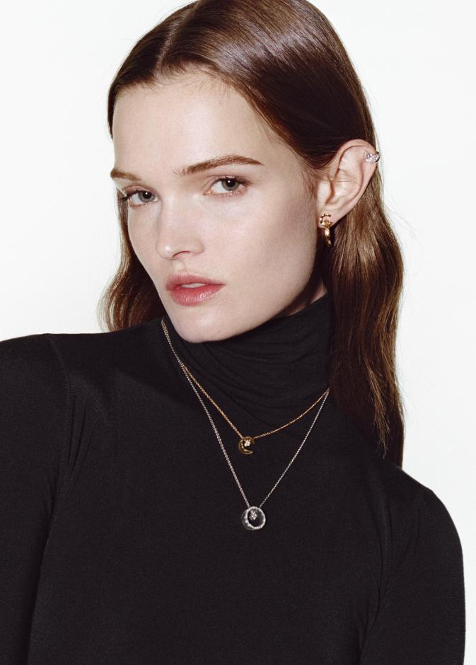 تألقت عارضة الأزياء Lulu TENNEY Fقلائد وأقراط COCO CRUSH، بنقشة مبطنة، مصنوعة من الذهب الأصفر عيار 18 قيراطًا والذهب الأبيض، ومرصعة بالألماس.