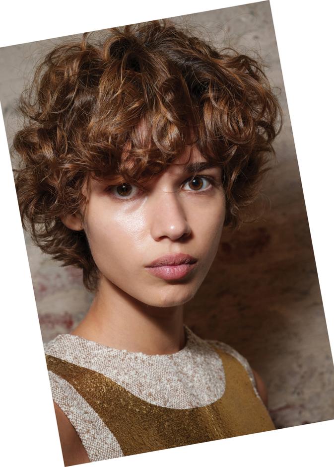 من منصّات العروض إلى السجادة الحمراء: كيف يعيد شعر ربيع وصيف 2026 تعريف الجرأة