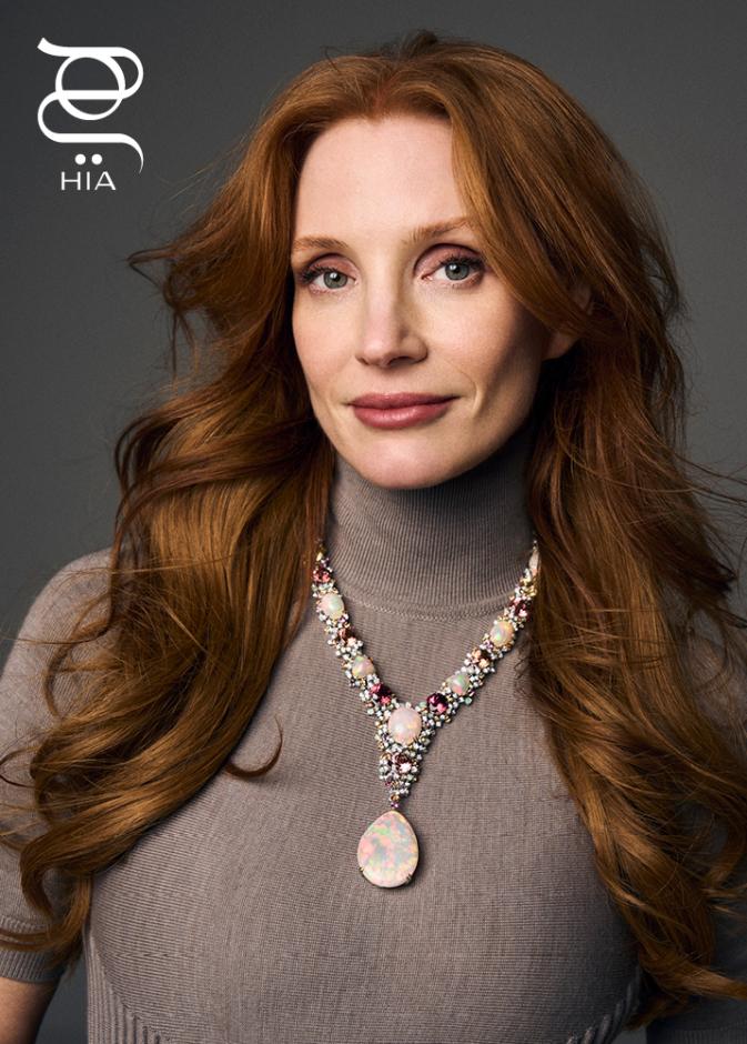 جيسيكا شاستين نجمة غلاف "هي" تحاكي جيل الشباب بصيحات متميّزة.. جمال ذهبي وإطلالات إستثنائية