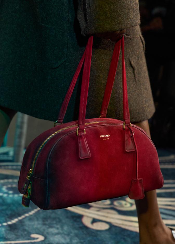 حقيبة شمواه بلون مميز من Prada 