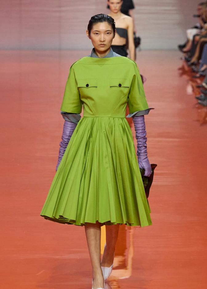  فستان أخضر مصفر من Prada