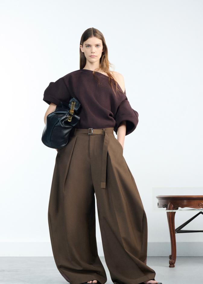 الجيل زد يفضل الملابس الفضفاضة Sacai 