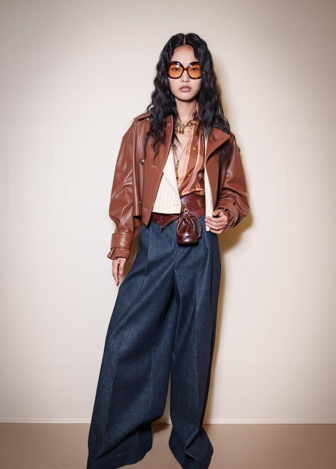 تنسيق مثالي ما بين الجينز الأرجل الواسعة وجاكيت الجلد منZimmermann