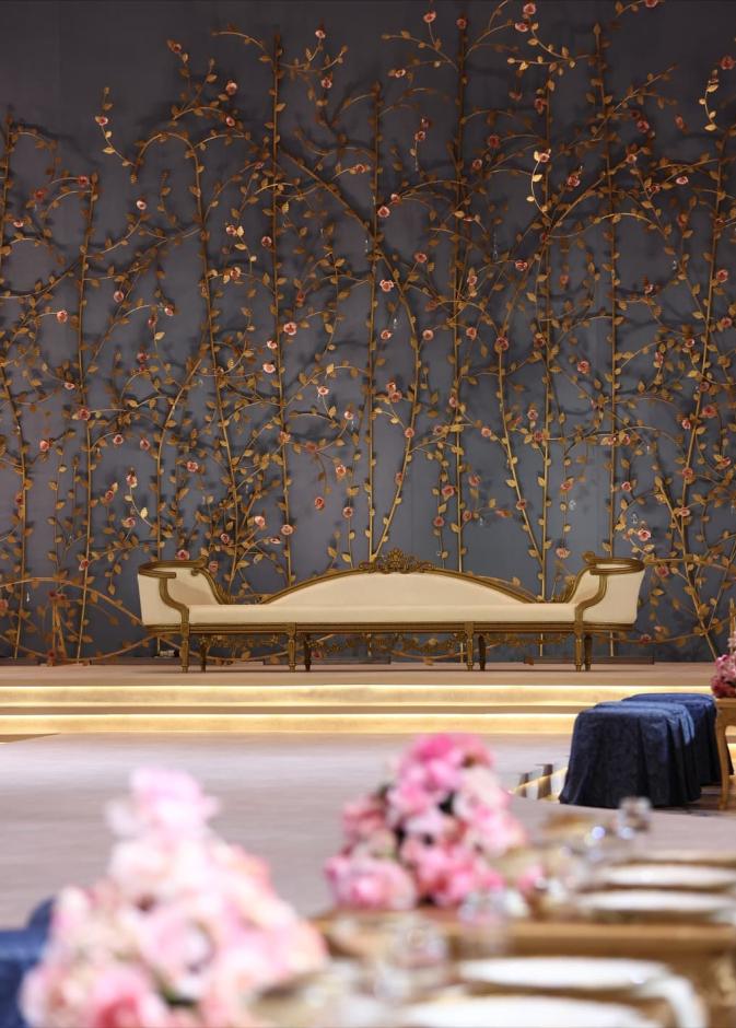 ديكور زفاف يظهر استخدام اللون الذهبي لخلفية الكوشة gulfcolours